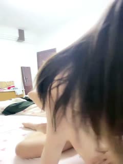 人妻少妇露脸发骚【2】不让儿子睡觉激情啪啪，跟狼友互动撩骚，淫声荡语撸起大鸡巴舔弄，吃奶舔逼无套抽插好刺激