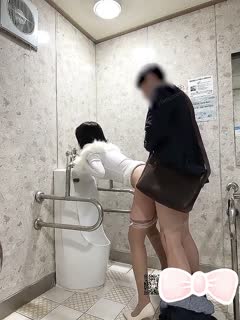 【超颜值极品】明星颜值反差女神【sunwall】地铁里的小荡妇勾引陌生人洗手间偷偷打炮，不敢出声紧张刺激