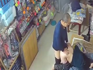 #乱伦_#父女_父女乱伦_糟老头子贼心不死一大把年纪了还要操已经嫁人的闺女