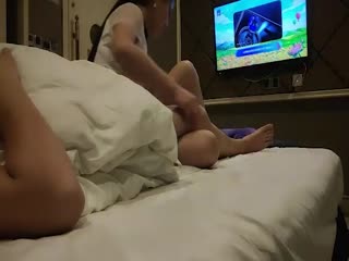 探访按摩店_勾搭G奶巨乳技师,精油推背良家少妇，篮球那么大的酥胸！