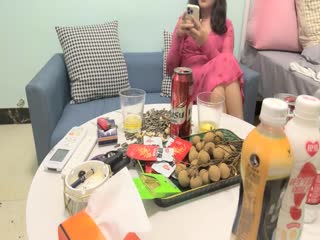 【瘦猴先生探花】约操良家少妇，喝酒聊天调情，扒掉衣服看肥穴，近距离视角，正入爆操