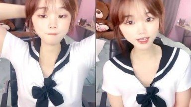 和男友激情操情趣制服一脸呆萌扶着屌吸吮骑上来抱着屁股操爽的直浪叫.