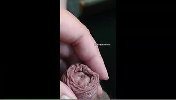 海外一名猎奇男子玩弄虫交用蚯蚓钻入阴茎尿道口深处视频