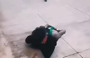 缅甸武装分子毫无人性暴打缅北园区男猪仔视频