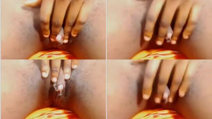 乡下村妇自慰无毛黑木耳逼用手夹着巨大阴蒂搓阴茎视频