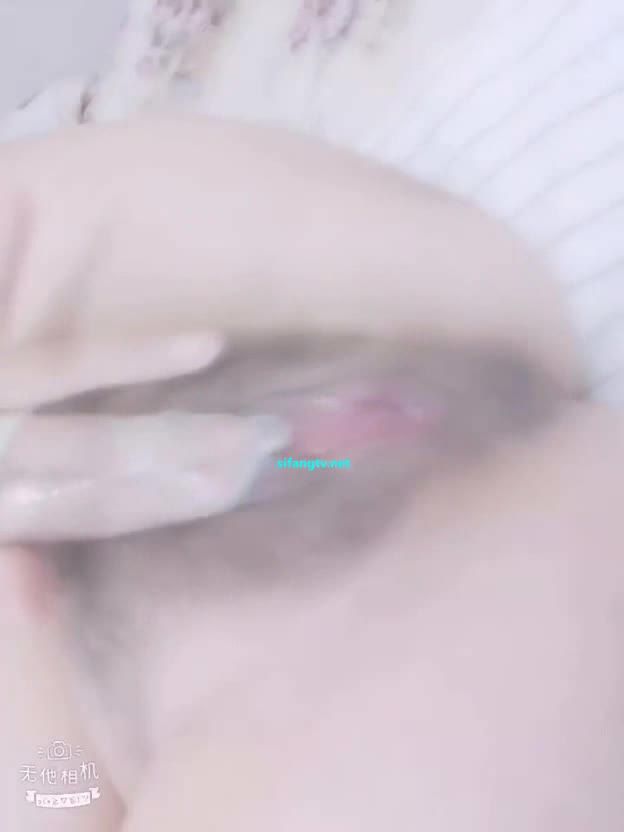 美女孕妇一边脱衣服一边卖骚两根抽插插进孕逼中疯狂自慰视频