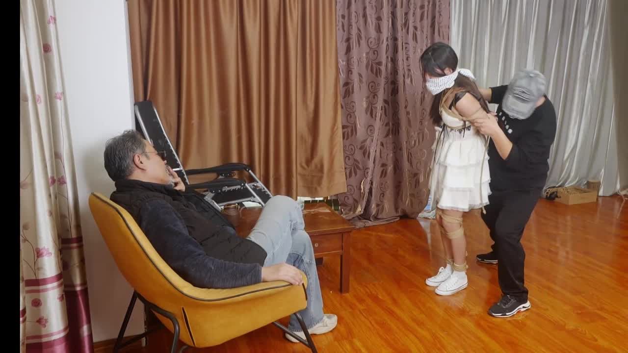 美少妇被两名邋遢老头sm重口味捆绑凌辱调教视频