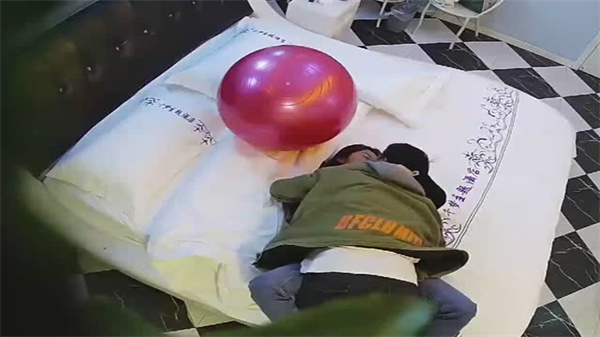 酒店摄像头情趣瑜伽球房未流出带校花女友开房啪啪